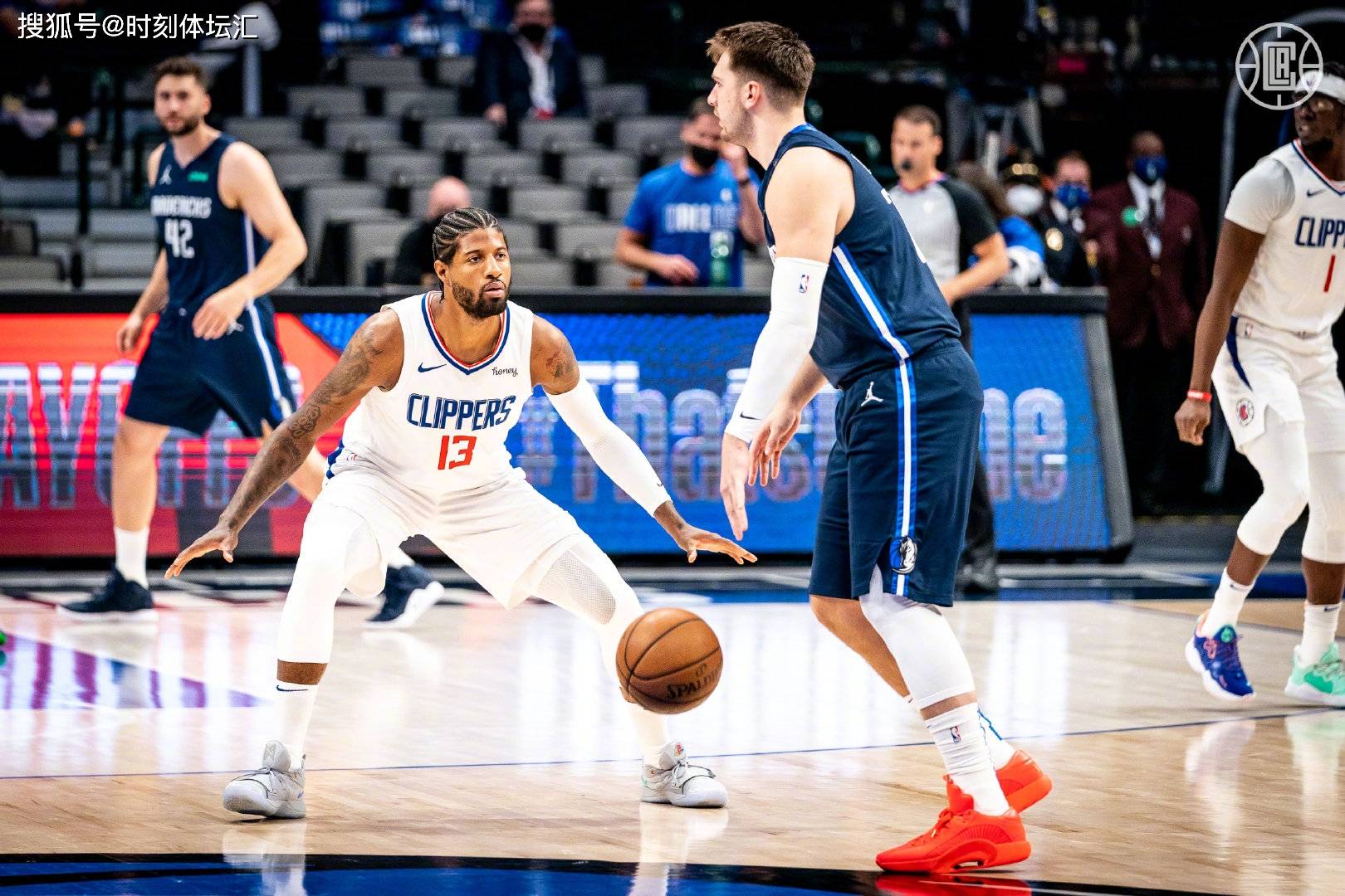 体育赛事和活动-利物浦带队取胜!,阿扎伦卡重要时刻反败为胜全场沸腾不已-体育赛事和活动