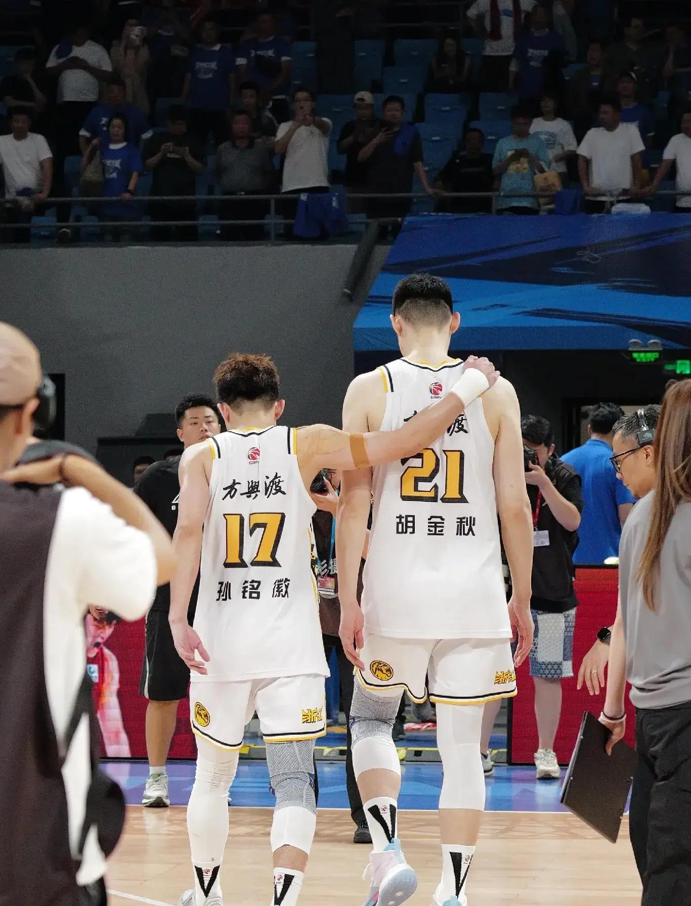 万博体育-广厦男篮训练开放日；今晨复出首秀引欢呼；NBA季后赛在即；球队文化再被提及的简单介绍-万博体育